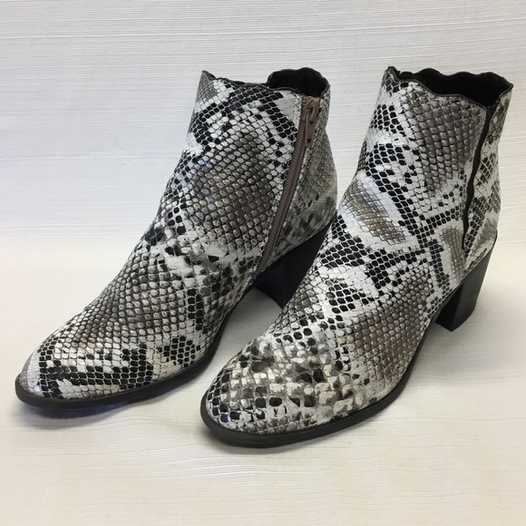 Qupid Shoes - Qupid Striking Reptile Design Booties